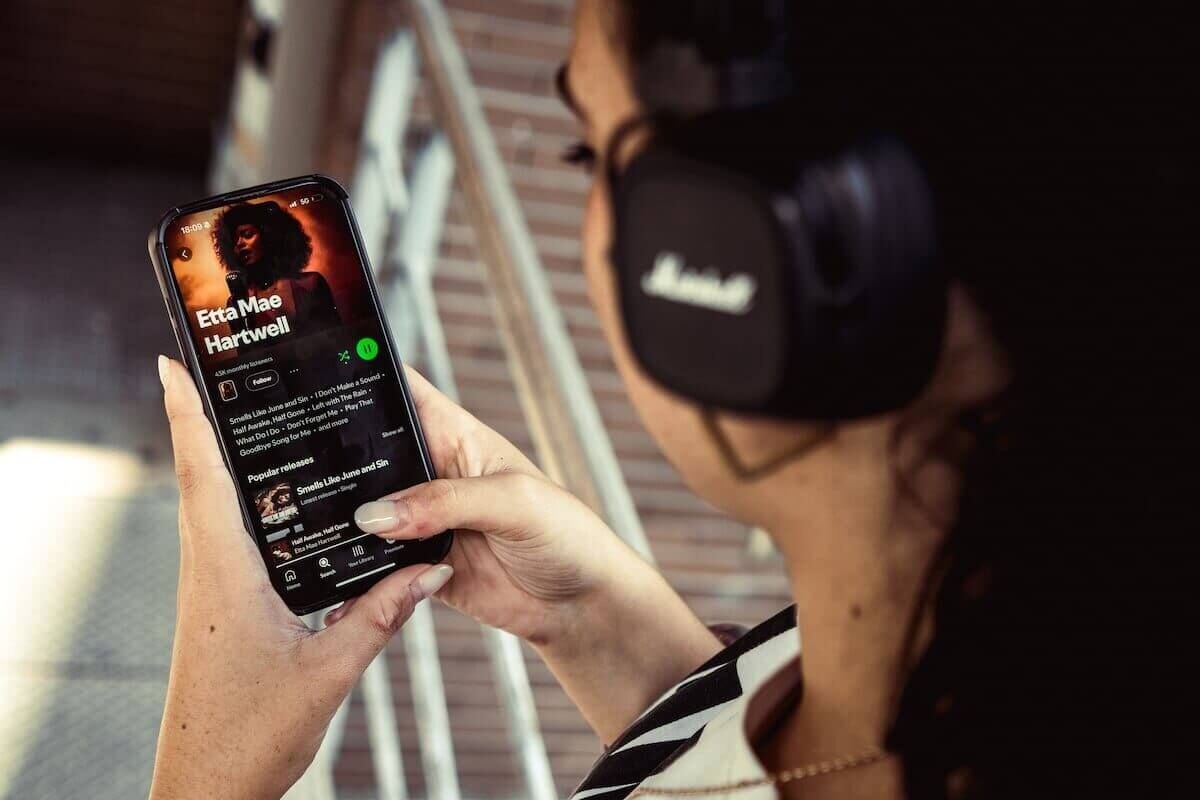 La Máquina Devora la Música Global
