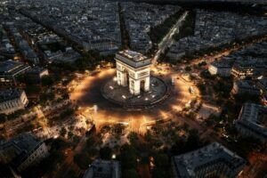 Vista aérea del Arco de Triunfo iluminado en París